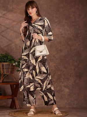 women ethnic motifs printed regular kurta with palazzos 3