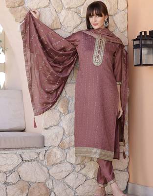women ethnic motifs embroidered kurta with trousers & dupatta 5