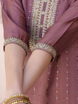 women ethnic motifs embroidered kurta with trousers & dupatta 7