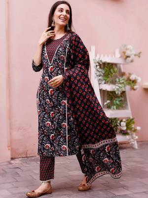 women floral printed regular  cotton kurta with trousers & with dupatta 6
