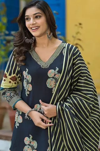 women floral printed sequinned  cotton kurta with trousers & with dupatta