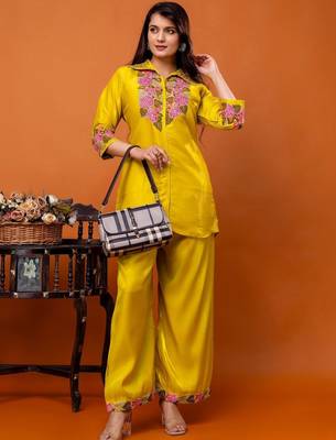 women floral embroidered regular thread work kurta with palazzos 1