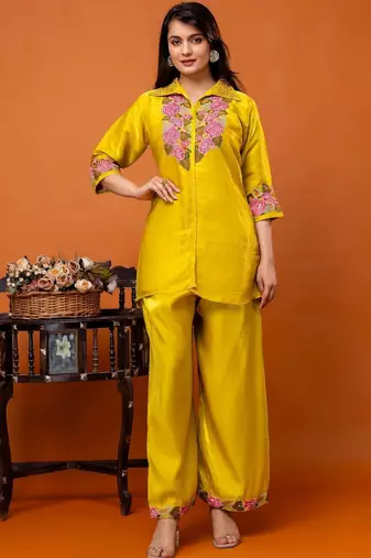 women floral embroidered regular thread work kurta with palazzos
