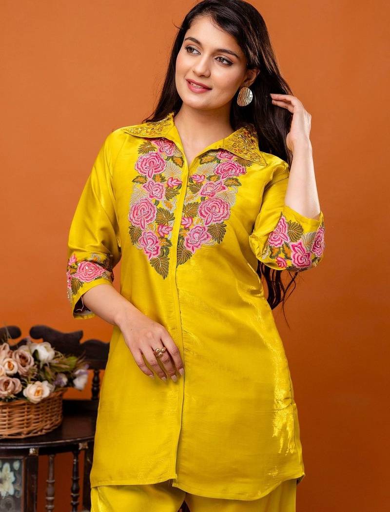 women floral embroidered regular thread work kurta with palazzos