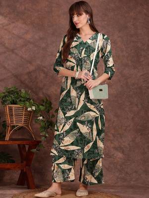 women ethnic motifs printed regular kurta with palazzos 3