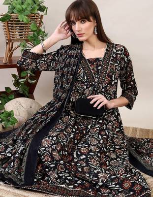 women floral printed empire kurta with trousers & with dupatta 3