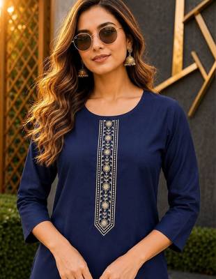 women ethnic motifs embroidered regular thread work kurta with trousers 3