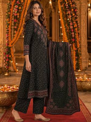 women ethnic motifs printed regular  cotton kurta with trousers & with dupatta 3