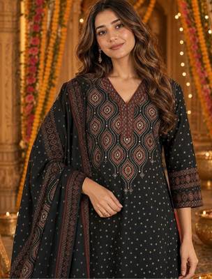 women ethnic motifs printed regular  cotton kurta with trousers & with dupatta 4