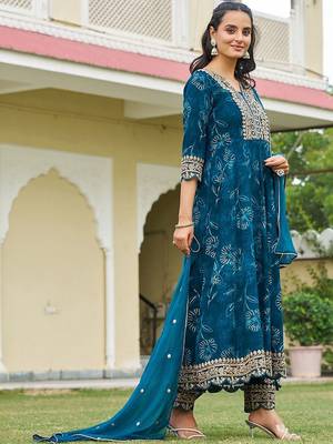 women floral printed panelled thread work kurta with trousers & with dupatta 5