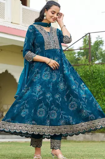 women floral printed panelled thread work kurta with trousers & with dupatta