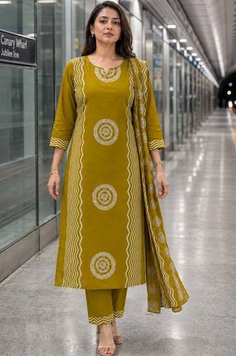 women printed regular  cotton kurta with trousers & with dupatta