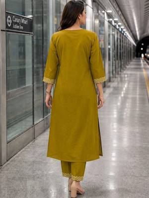 women printed regular  cotton kurta with trousers & with dupatta 4