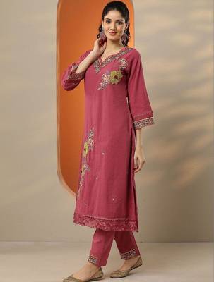 women floral embroidered regular thread work kurta with trousers & with dupatta 3
