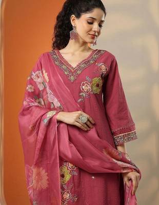 women floral embroidered regular thread work kurta with trousers & with dupatta 4