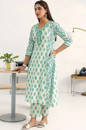 women floral printed regular cotton blend kurta with trousers & with dupatta