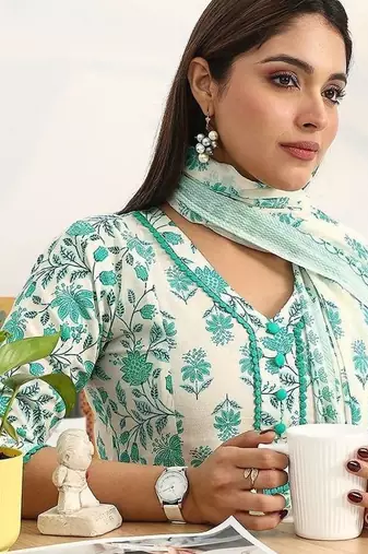 women floral printed regular cotton blend kurta with trousers & with dupatta