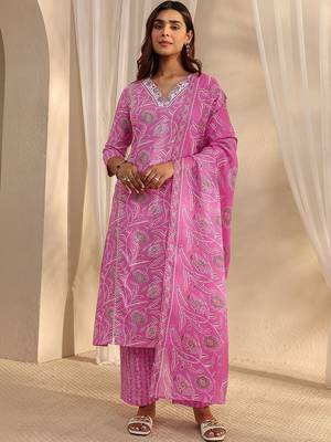 women floral printed regular thread work kurta with trousers & with dupatta 2