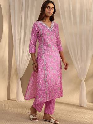 women floral printed regular thread work kurta with trousers & with dupatta 3