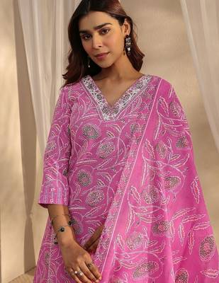 women floral printed regular thread work kurta with trousers & with dupatta 5