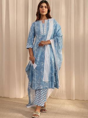 women floral printed regular thread work kurta with trousers & with dupatta 1