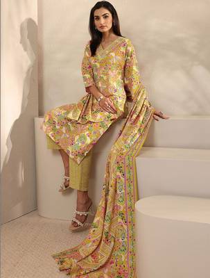 women ethnic motifs printed regular thread work kurta with trousers & with dupatta 4
