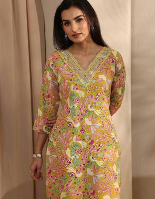 women ethnic motifs printed regular thread work kurta with trousers & with dupatta 5