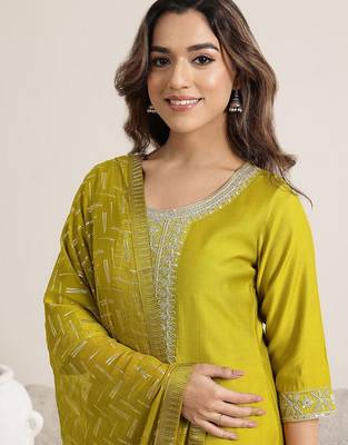 women floral yoke design kurta with trousers & dupatta 3