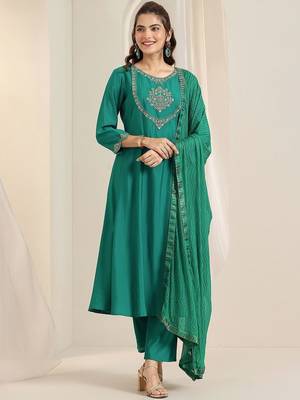 women ethnic motifs embroidered a-line kurta with trousers & dupatta 4