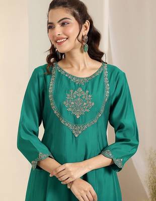 women ethnic motifs embroidered a-line kurta with trousers & dupatta 5