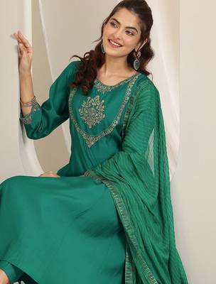 women ethnic motifs embroidered a-line kurta with trousers & dupatta 6