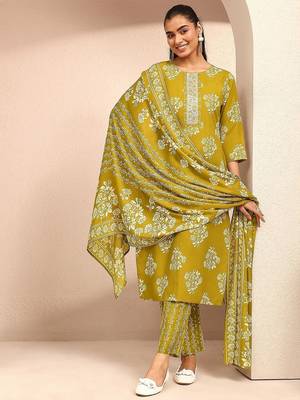 women floral printed regular thread work kurta with trousers & with dupatta 1