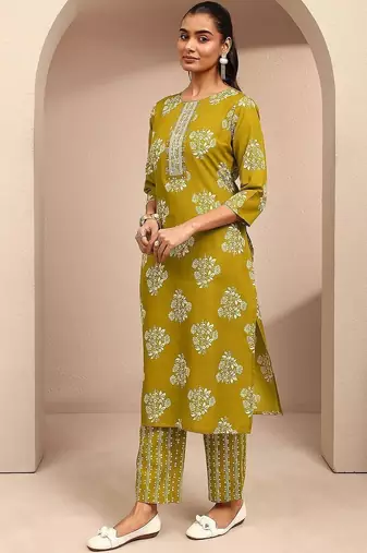 women floral printed regular thread work kurta with trousers & with dupatta