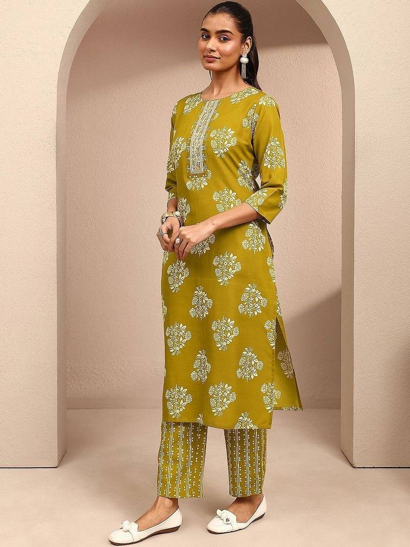 women floral printed regular thread work kurta with trousers & with dupatta