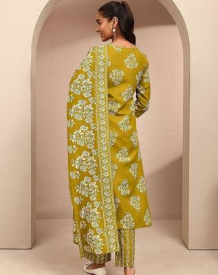 women floral printed regular thread work kurta with trousers & with dupatta 4