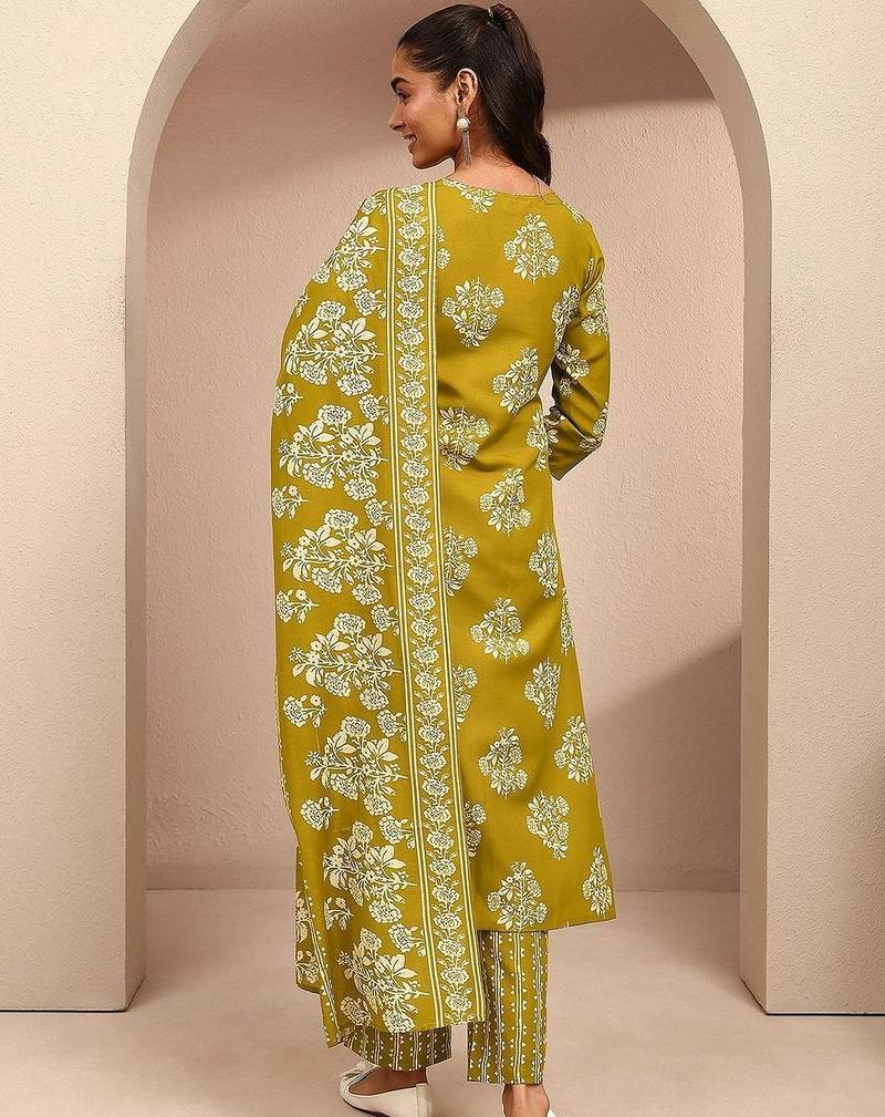women floral printed regular thread work kurta with trousers & with dupatta