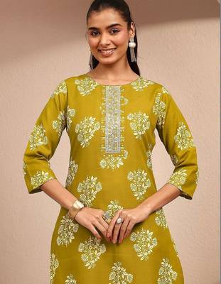 women floral printed regular thread work kurta with trousers & with dupatta 5