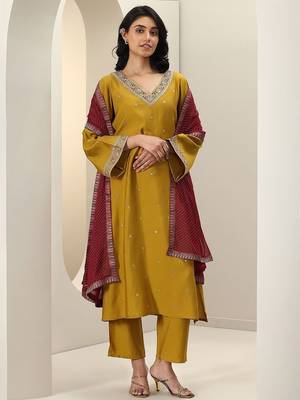 women ethnic motifs embroidered kurta with trousers & dupatta 2
