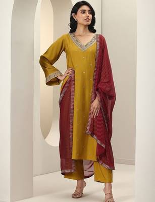 women ethnic motifs embroidered kurta with trousers & dupatta 1