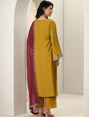 women ethnic motifs embroidered kurta with trousers & dupatta 4