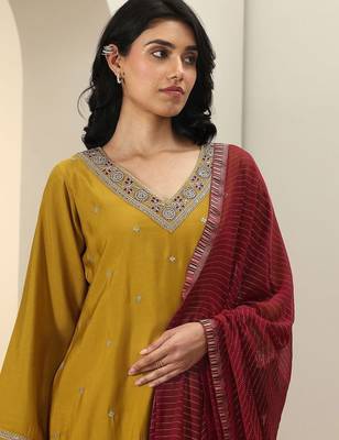 women ethnic motifs embroidered kurta with trousers & dupatta 5