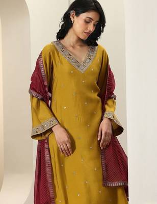 women ethnic motifs embroidered kurta with trousers & dupatta 6