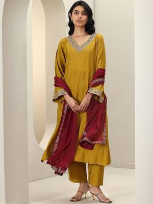 women ethnic motifs embroidered kurta with trousers & dupatta 7