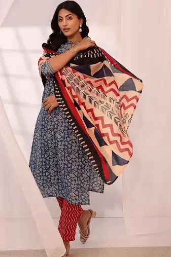 women geometric printed kurta with trousers & dupatta