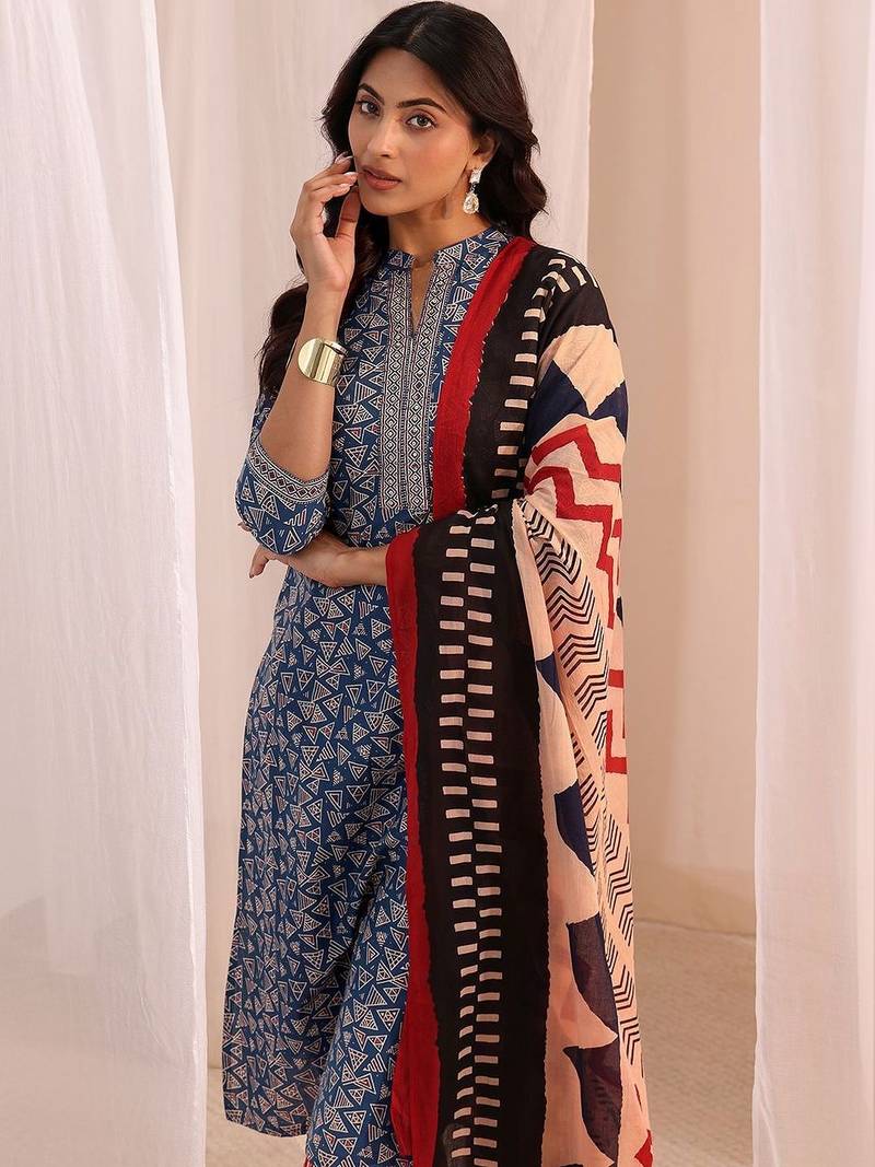 women geometric printed kurta with trousers & dupatta