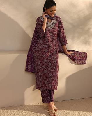 women floral printed regular kurta with trousers & with dupatta 5