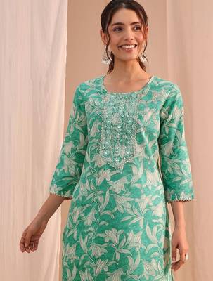 women floral printed regular thread work kurta with trousers & with dupatta 2