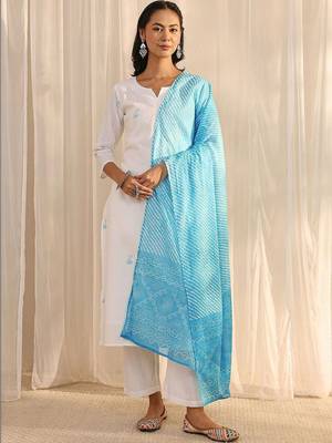 women ethnic motifs regular thread work kurta with trousers & with dupatta 2
