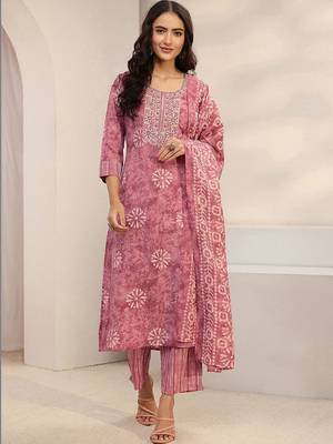 women ethnic motifs printed regular thread work kurta with trousers & with dupatta 1