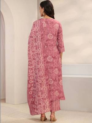 women ethnic motifs printed regular thread work kurta with trousers & with dupatta 2